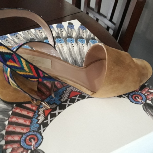 Valentino nice shoes its so nice and clean like new...Size 7 and color tan - Picture 9 of 11